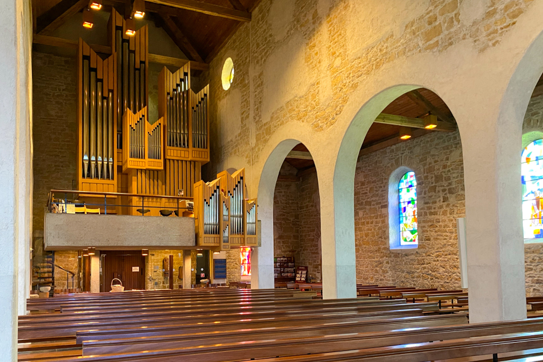 Kirche Oberwil - Hauptschiff mit Orgel