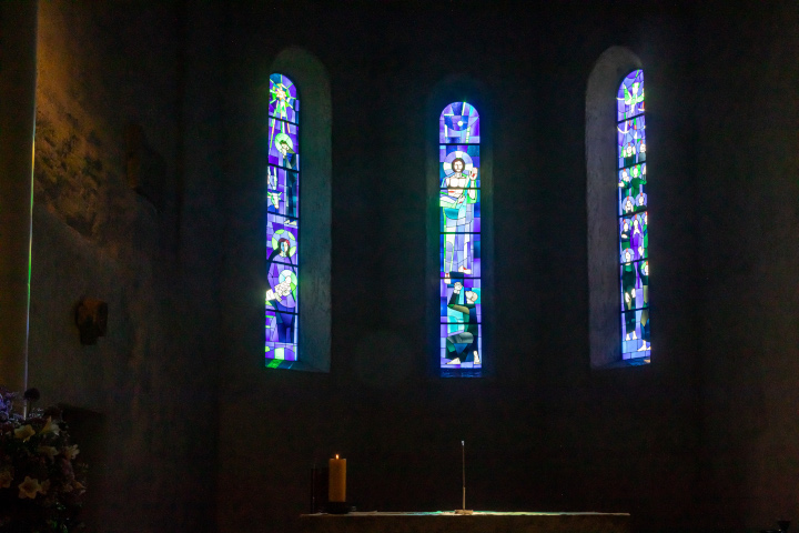 Kirche Oberwil Chor mit Fenstern 2021